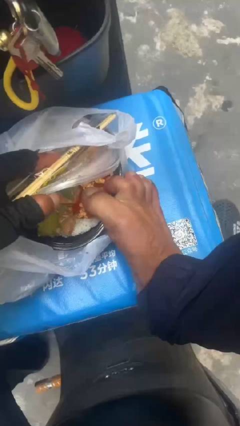 外卖视频最新精选，美食与友情的温馨瞬间